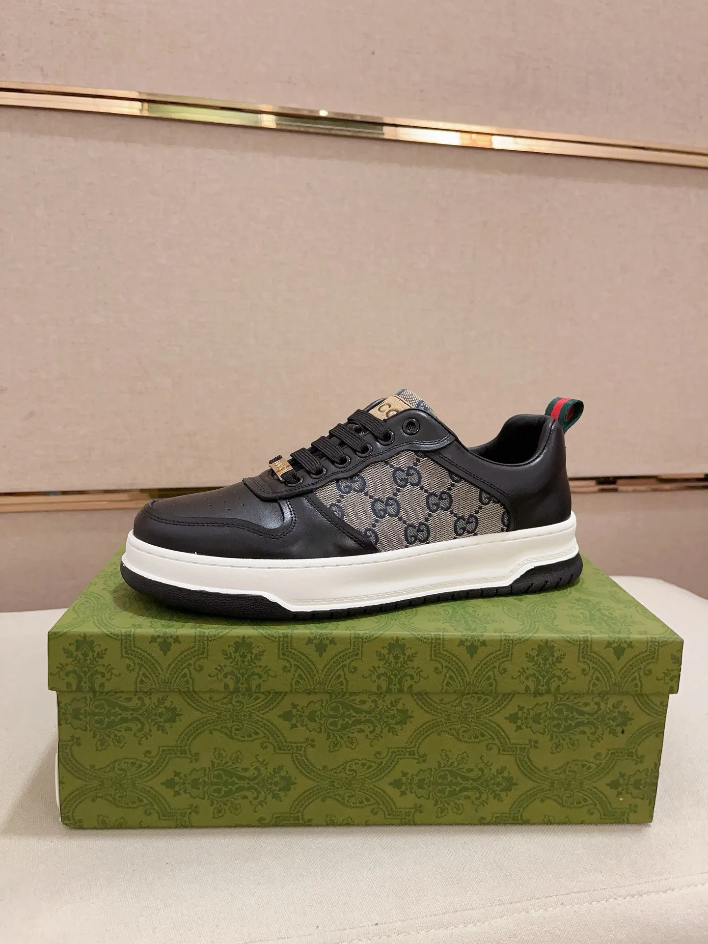 Men's clothing and shoes💰:400💰 (GUCCI) The latest model from the official website 🎁🎁Casual and fashionable men's shoes👟, hot style 💥The version is simple and elegant, exclusive for trendy men. Unique official website latest brand elements 👑Gucci original decoration, fashionable and generous, the fabric is original cowhide ✅sheepskin lining, the official website specifies wear-resistant casual outsole, the classic model is taken in kind at the counter🎬38-44 (45 is not returned or exchanged)